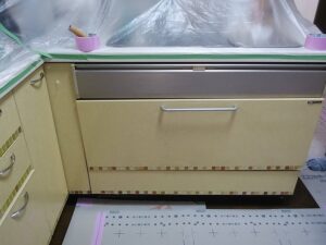 神奈川のキッチン取付け隊　キッチン扉蝶番メンテナンス　施工前